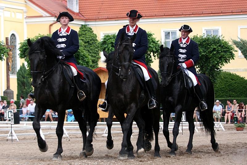 Mounted black Kladrubers - CC BY-SA 3.0 - Rozpravka